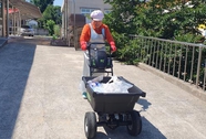 (내산초) 언덕 위 급식실 쓰레기도 거뜬! 학교 운동장 배수로 쓰레기도 거뜬! 사진
